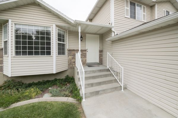 Cost of White Vinyl Siding Replacement in Missouri City